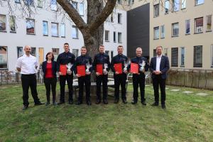 Mehrere Menschen schauen in die Kamera.