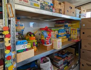 In einem Refal im Tauschhaus stehen verschiedene Brettspiele, Puzzel und andere Spiele.