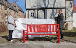 Enthüllung einer neuen roten Sitzbank