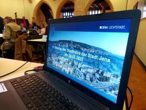 Ein Computer zeigt eine Präsentation im Stadtrat von Mittwoch, 26.3.2025