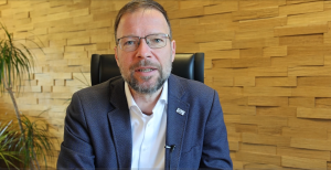 OB Thomas Nitzsche spricht in die Kamera.