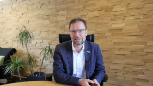 OB Thomas Nitzsche spricht in die Kamera
