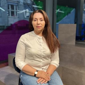 Eine Frau schaut in die Kamera