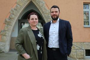 Kämmerin und Bürgermeister schauen in die Kamera.