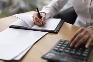 Hand schreibt auf Block