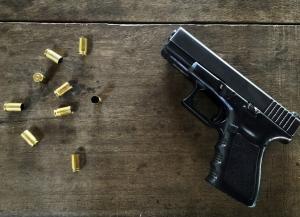 Eine Waffe liegt auf einem Tisch