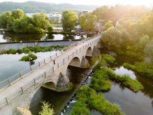 Blick von oben auf eine steinerne Brücke