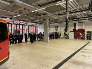 Viele Menschen in der Fahrzeughalle