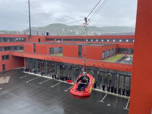 Ralf Hertig wird mit Schlauchboot und Seil aus seinem Büro herabgelassen.