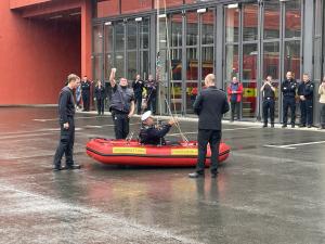 Ralf Hertig im Schlauboot am Boden.