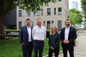 vier menschen schauen in die kamera