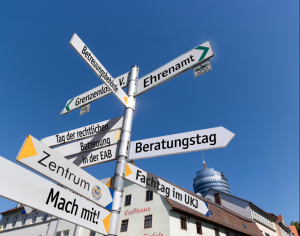 Ein Wegweiser mit vielen Richtungen