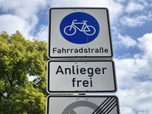 Verkehrsschilder: "Fahrradstraße" und "Anlieger frei"