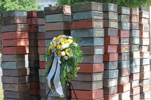 Denkmal, davor ein Kranz