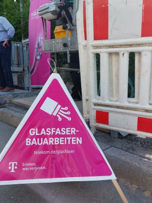 Hinweisschild verweist auf Bauarbeiten zum Glasfaserausbau