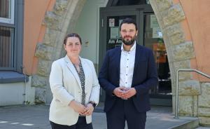 Ein Mann und eine Frau vor einem Hauseingang.