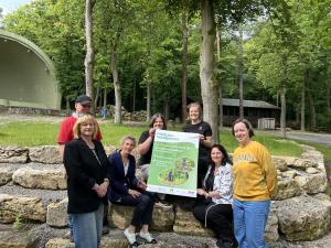 Menschen lächeln in die Kamera