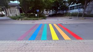 Ein Straßenübergang in Regenbogenfarben