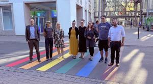 Eine Gruppe Menschen stehen auf einem Überweg