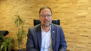 Oberbürgermeister Thomas Nitzsche spricht in die Kamera während der Aufnahme der Videobotschaft.