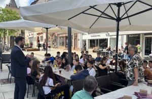 Bürgermeister Benjamin Koppe begrüßt die Jugendlichen aus Lugoj beim Eisessen.