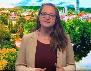 Eine Frau schaut in die Kamera