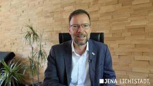 Oberbürgermeister Thomas Nitzsche hält seine Videobotschaft