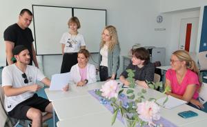 Lehrkräfte tauschen sich hier mit Schulsozialarbeitern, Mitarbeitenden des Allgemeinen Sozialen Dienstes (ASD), und der Offenen Kinder- und Jugendarbeit und Schulpsychologen aus.