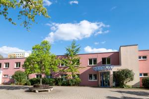 Ein zweigeschossiger Plattenbau im sommerlichen Ambiente
