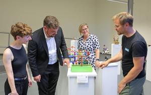 Gruppe in einer Ausstellung mit mechanischen Exponaten. 