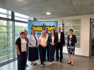 Viele Menschen schauen in die Kamera.