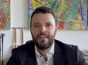 Ein Mann schaut in die Kamera