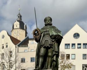 Ein Denkmal auf dem Markt in Jena
