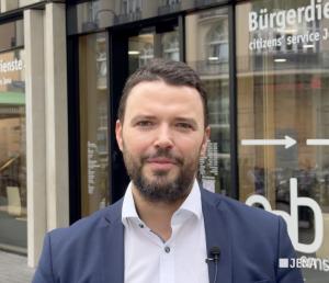 Ein Mann schaut in die Kamera