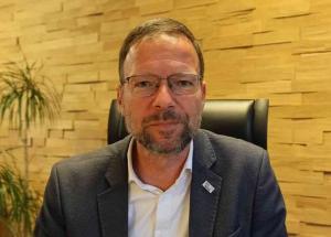 OB Dr. Thomas Nitzsche schaut in die Kamera.