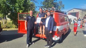 Drei Personen lachen in die Kamera.