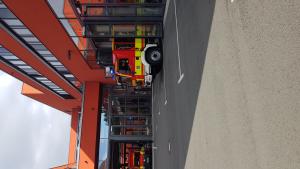 Feuerwehrauto fährt aus dem Gerätehaus