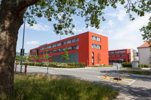 Blick auf rotes Dezernatsgebäude.