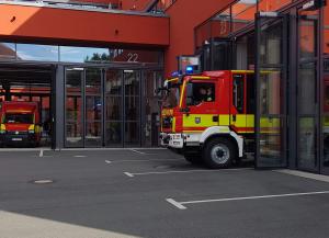 Feuerwehrauto fährt aus dem Gerätehaus.