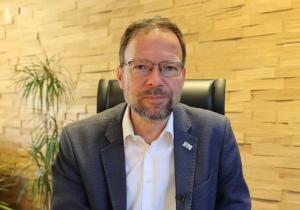 OB Thomas Nitzsche schaut in die Kamera.