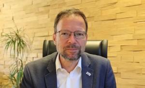 OB Thomas Nitzsche schaut in die Kamera.