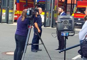 Bürgermeister Koppe und Feuerwehrmann Dietz im Gespräch, gefilmt vom MDR.