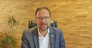 Oberbürgermeister Dr. Thomas Nitzsche schaut in die Kamera.