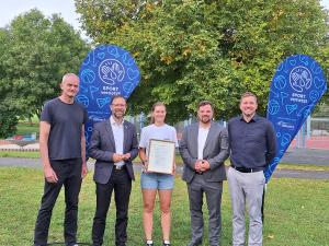 Mehrere Personen schauen in die Kamera.