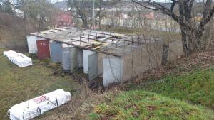 Ein Garagenkomplex ist halb zurück gebaut.