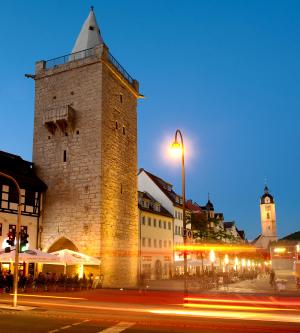 Blick auf das Johannistor in Jena am Abend