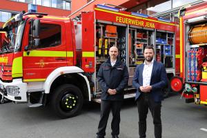 Bürgermeister Benjamin Koppe und Fachdiensleiter Nick Ludwig stehen vor den neuen Fahrzeugen für die Feuerwehr.