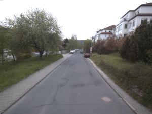 Blick auf eine geflickte Straße