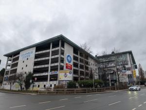 Blick auf ein älteres Einkaufscenter