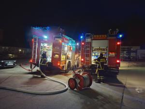 Zwei Feuerwehrautos von hinten